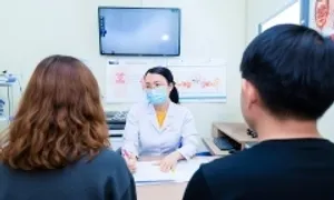 Kháng kháng sinh khiến bé gái biến chứng áp xe amidan