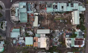 Chợ, nhà máy, đường phố tan hoang sau bão Kalmaegi